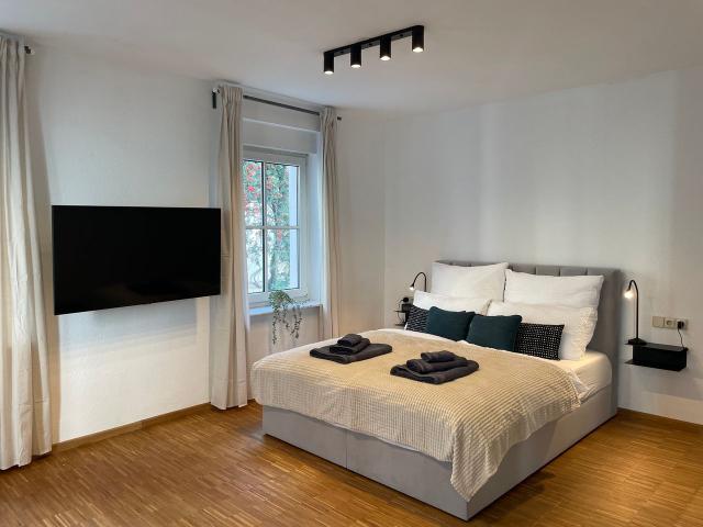 Central city studio with parking space, Stuttgart Amsterdam Apartments for Rent