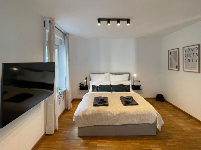 Central city studio with parking space, Stuttgart Amsterdam Apartments for Rent