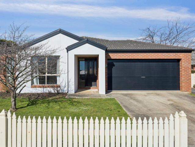 Central Cobden Living with Easy access & Convenience