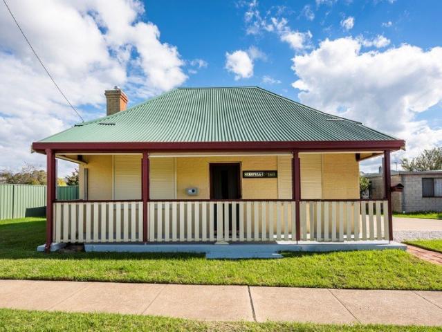 Central Cottage with Charm and Convenience