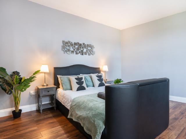 Central Dunfermline 1 BR Apartment Sleeps 3