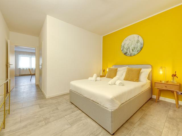 Central design apartment near the shore 105 sqm parking kitchen Netflix