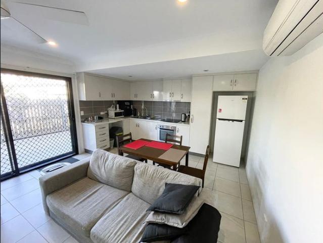 CENTRAL FURNISHED 2 BED TOWNHOUSE