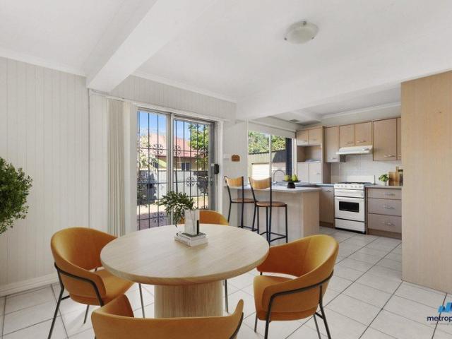 CENTRAL FAMILY 4 BEDROOM HOUSE!