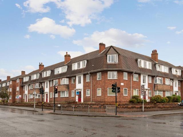 Central Gardens, Surrey SM4 2 bed apartment to rent £1,650 pcm £381 pw