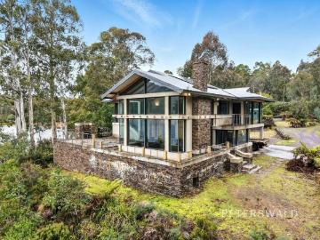 Popular Airbnb lakeside sanctuary