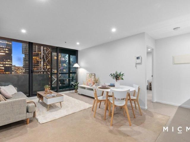 Central Laneway Retreat with Commanding Views