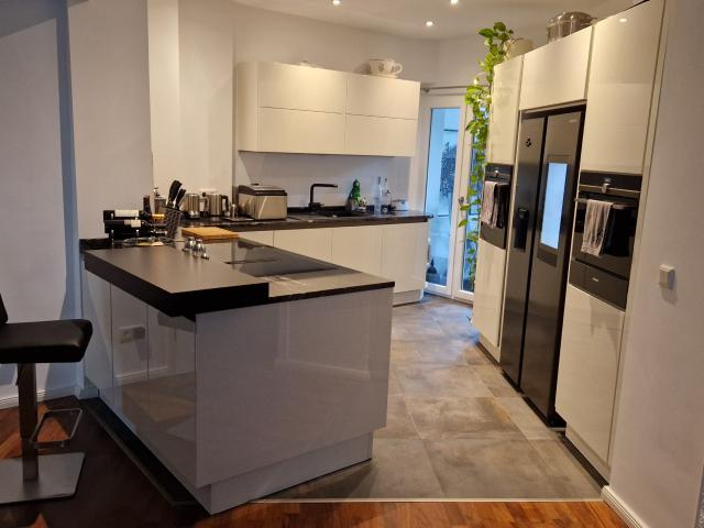 Beutiful, fully renovated 4 bedroom apartment in a historic building