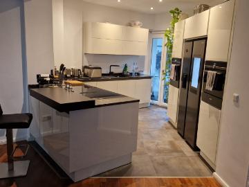 Beutiful, fully renovated 4 bedroom apartment in a historic building