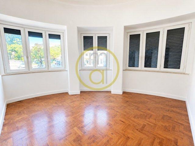 CENTRAL LISBON on RUA CASTILHO in MARQUÊS POMBAL, 4 bedroom apartment