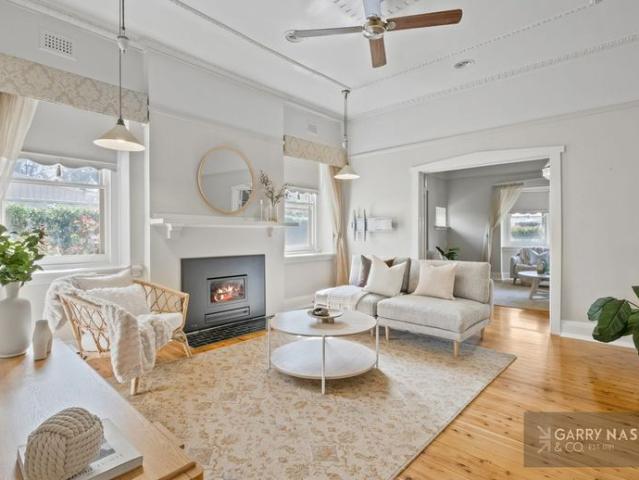 CENTRAL LIVING WITH SPACE FOR THE WHOLE FAMILY 6 MONTH LEASE