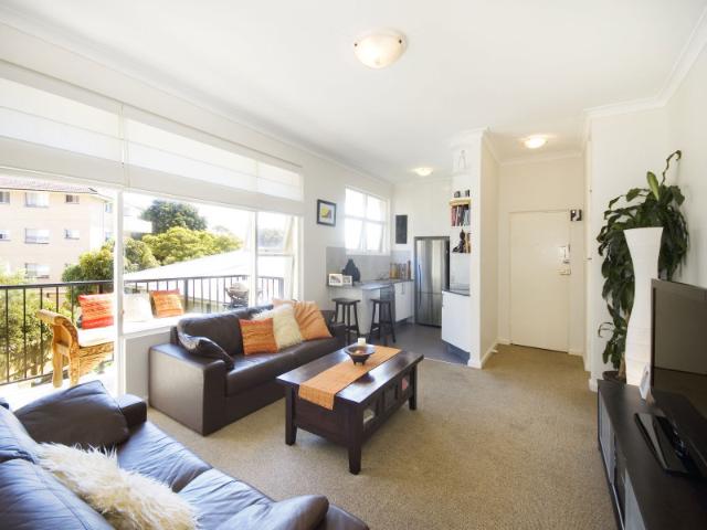 Central Location, Minutes to Stockland & Cosmopolitan Manly