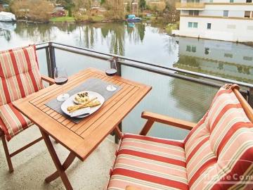 Central location overlooking the canal furnished temporary rental