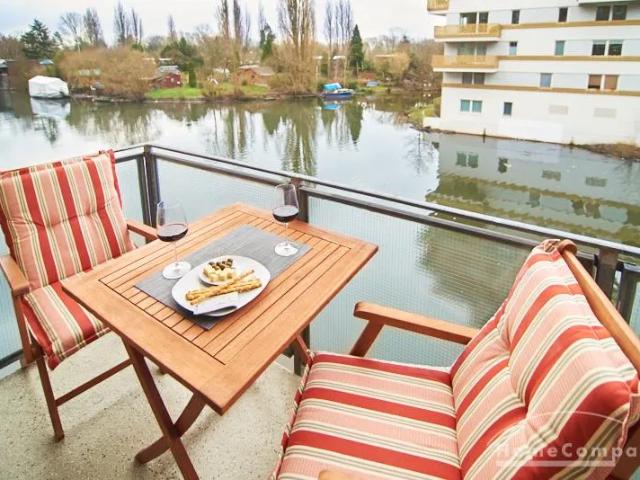 Central location overlooking the canal furnished temporary rental