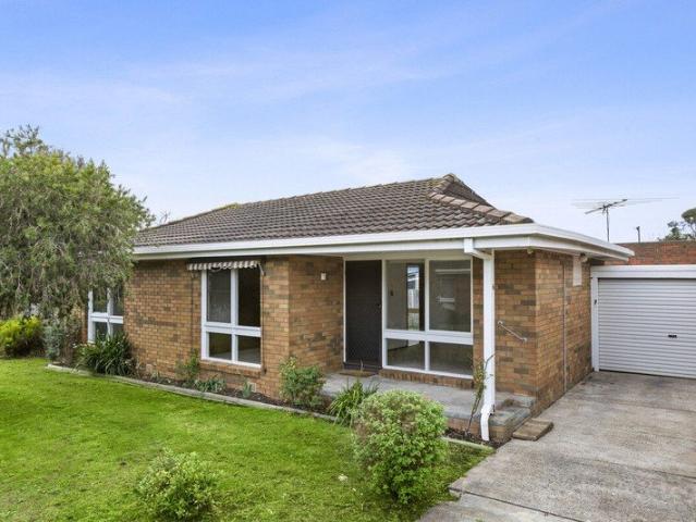 CENTRAL LOCATION CLOSE TO THE BEACH!