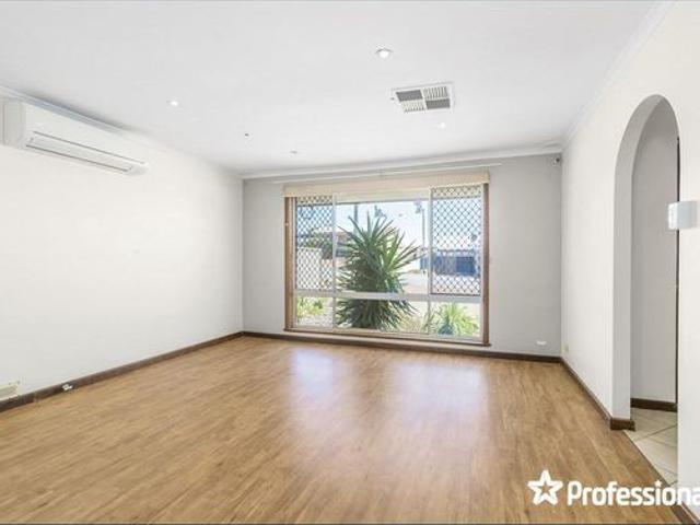 CENTRAL LOCATION GREAT BACK PATIO
