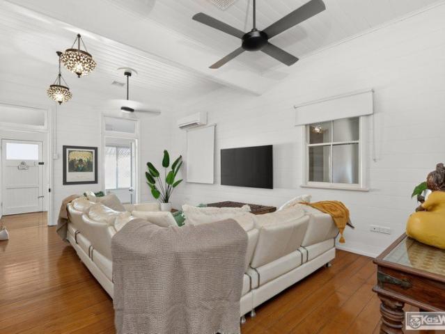 STUNNING RENOVATION! HUGE 911m2 BLOCK. 3 GATE ACCESS
