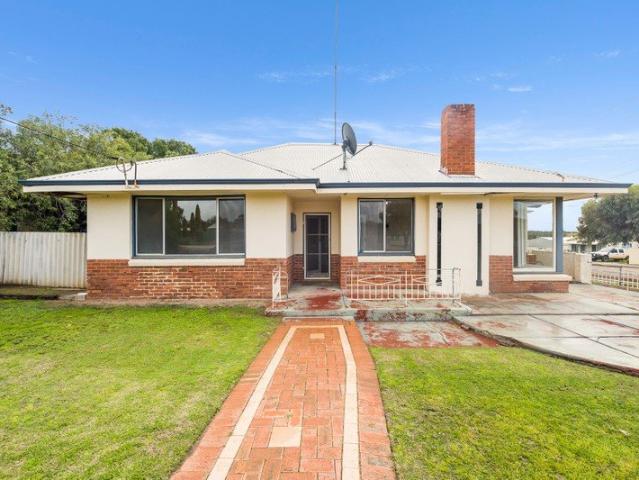 CENTRAL LOCATION, LARGE BLOCK & COUNTRY CHARM!