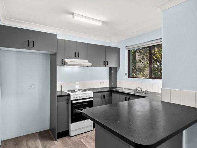 Central Location to Beach, CBD, Train and Uni