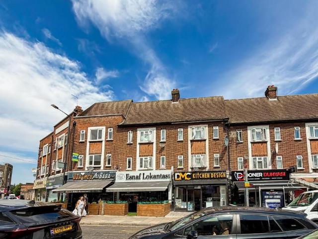 Central Parade, Green Street, Enfield 2 bed apartment to rent £1,600 pcm £369 pw