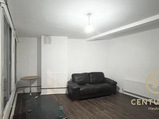 Central Parade, HOUNSLOW TW5 2 bed flat to rent £1,800 pcm £415 pw