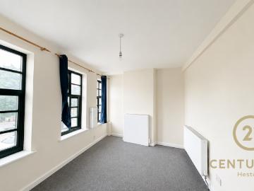 Central Parade, HOUNSLOW TW5 4 bed flat to rent £2,400 pcm £554 pw