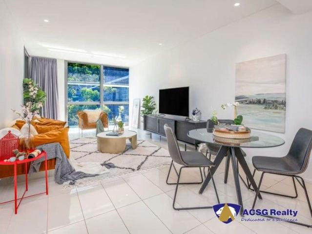 Central Park Stunning Apartment for Sale! Two bed plus study a bed can be put in the study