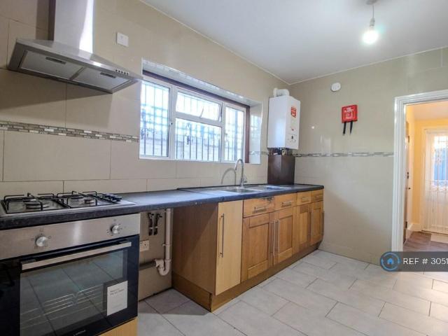 Central Park Road, London, E6 4 bed end of terrace house to rent £3,200 pcm £738 pw
