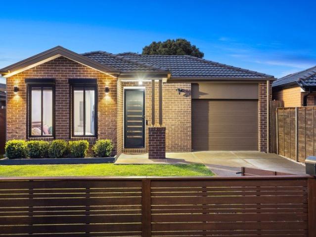 Central Position, Modern Single Level Appeal!