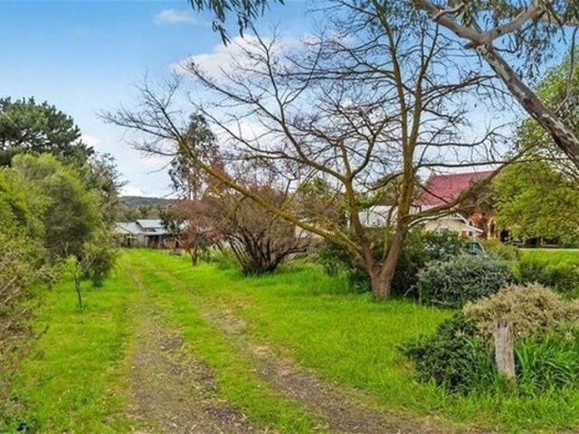 Centrally located in Campbells Creek close to Castlemaine, school, post office and pub