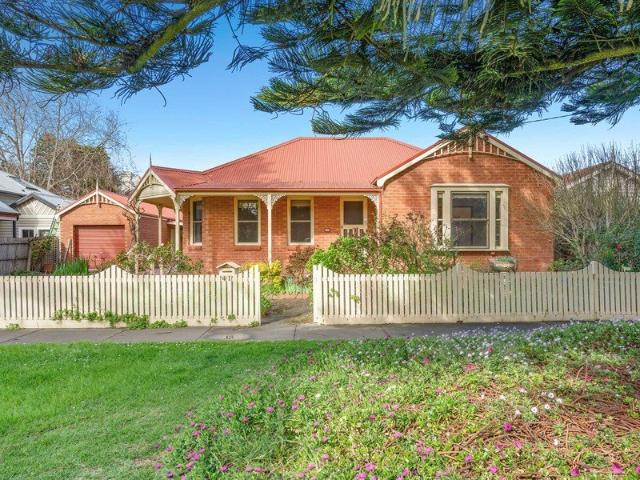 Central Port Fairy with Exceptional Flexibility