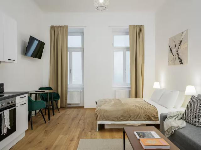 Central & quiet studio by metro, central location, popular 9th district in beautiful refurbished traditional building