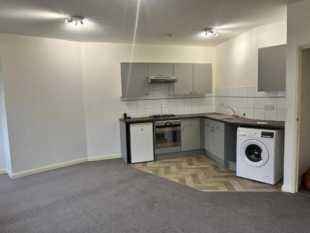 Central Road, Worcester Park, Greater. Studio to rent £1,100 pcm £254 pw