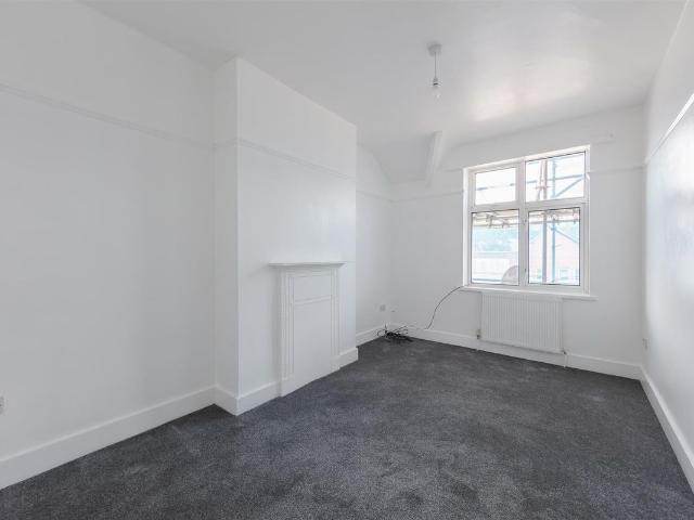 Central Road, Worcester Park KT4, 2 bed flat to rent, £1,575 pcm | PrimeLocation