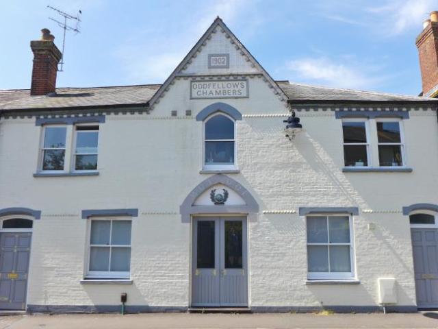 Central Romsey Middlebridge Street. 2 bed flat to rent £1,300 pcm £300 pw