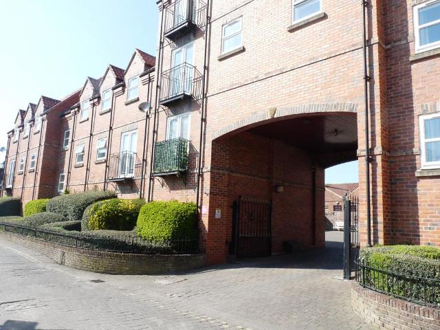 Central Street, Yarm TS15 2 bed flat to rent £925 pcm £213 pw