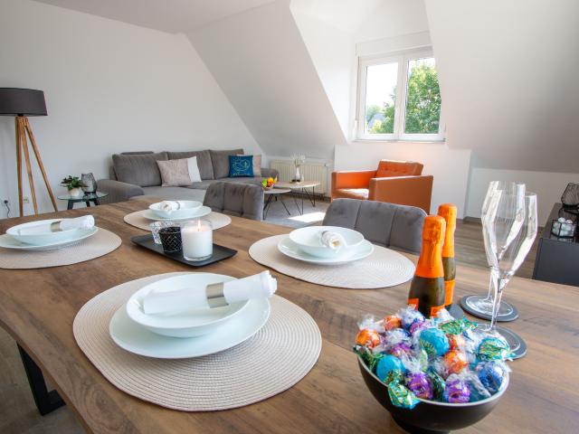 Central, stylish and modern apartment with balcony, box spring bed and parking