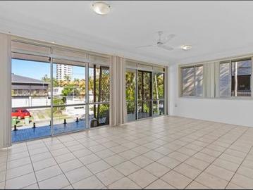 Central Surfers location with level walk to CBD and beach