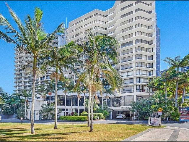 Central Surfers Paradise 1 bedroom furnished investment unit rented for $740 p.w