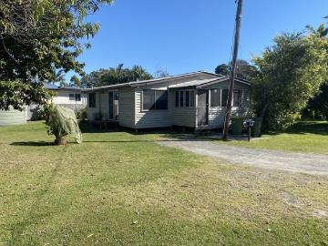 Central short stroll to local shops/boat ramp/tavern. Room for boat/1070m2