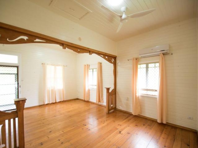 Central to all Amenities 3 Bedroom Classic Colonial Cottage