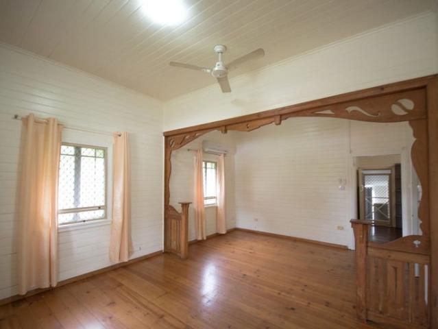Central to all Amenities 3 Bedroom Classic Colonial Cottage