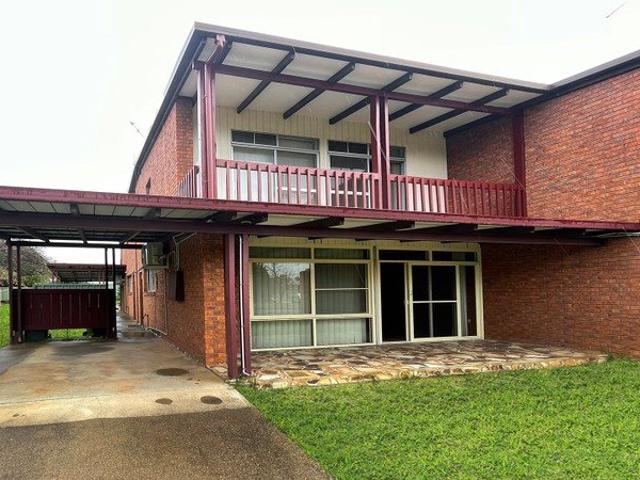Central Townhouse with Space & Convenience