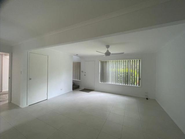 CENTRAL TOWNHOUSE IN SMALL BLOCK OF ONLY 8 walk to shops PLEASE READ FULL DESCRIPTION *Please note there is no fenced yard