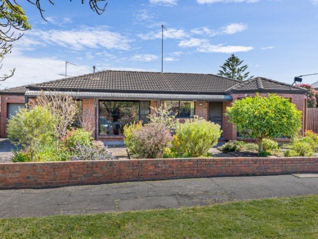 Central Townhouse offering Three Bedrooms