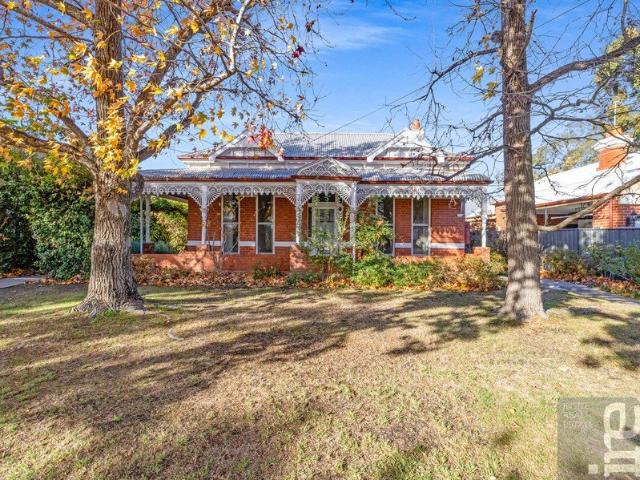 Central Wangaratta Living Space, Character & Convenience!