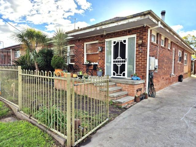 CENTRAL WEST IDEAL FOR A YOUNG TRADIE REDUCED