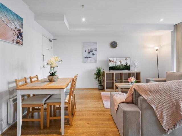 Central 2 Bed Apartment with Parking, Pool and Gym SHORT TERM LEASES AVAILABLE