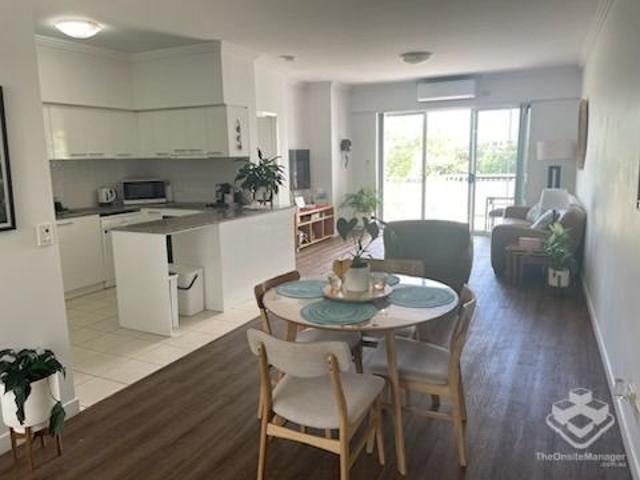 Central 2 bedroom 2 bathroom apartment available now in Varsity Lakes