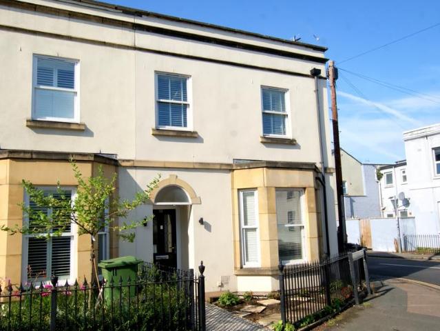 Central 3 bed end of terrace house to rent £1,750 pcm £404 pw